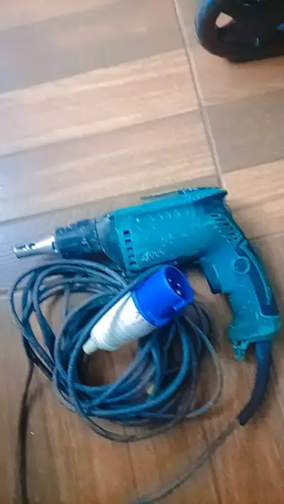 Taladro eléctrico Bosch profesional usado - miniatura 1