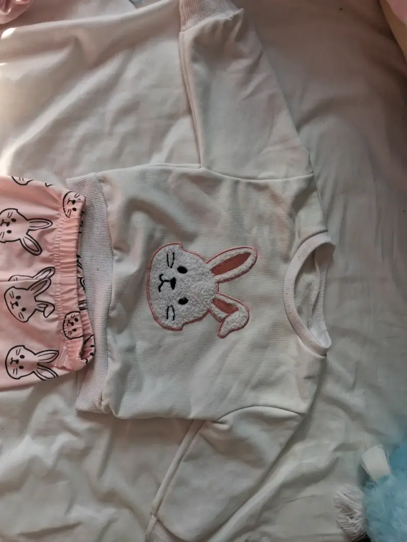 Conjunto infantil con diseño de conejito - 1