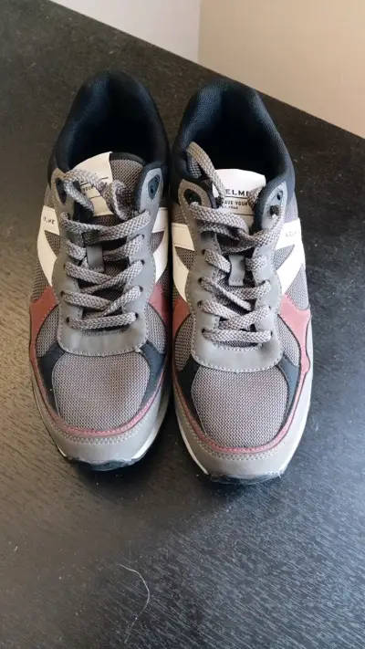 Zapatillas deportivas grises con detalles rojos Kelme - miniatura 1