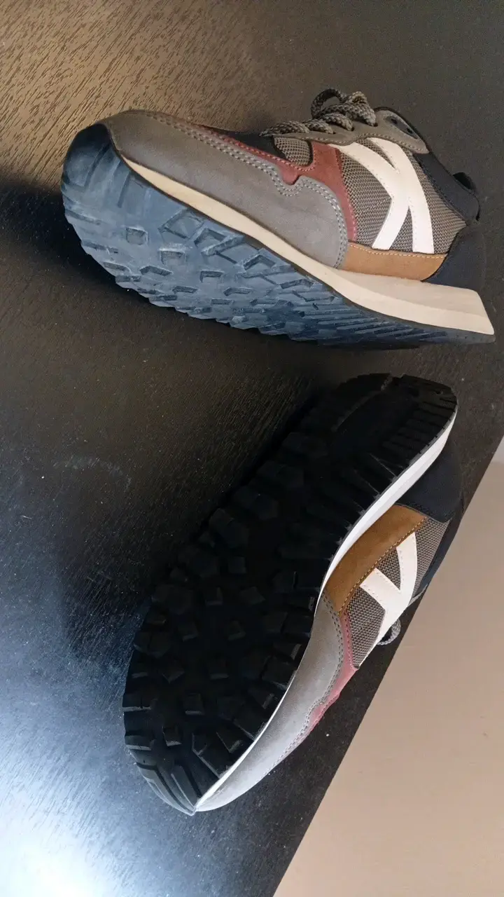 Zapatillas deportivas grises con detalles rojos Kelme - 2