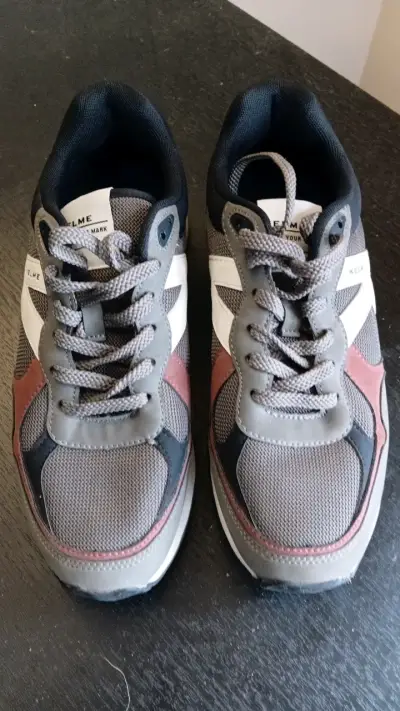 Zapatillas deportivas grises con detalles marrones - miniatura 1