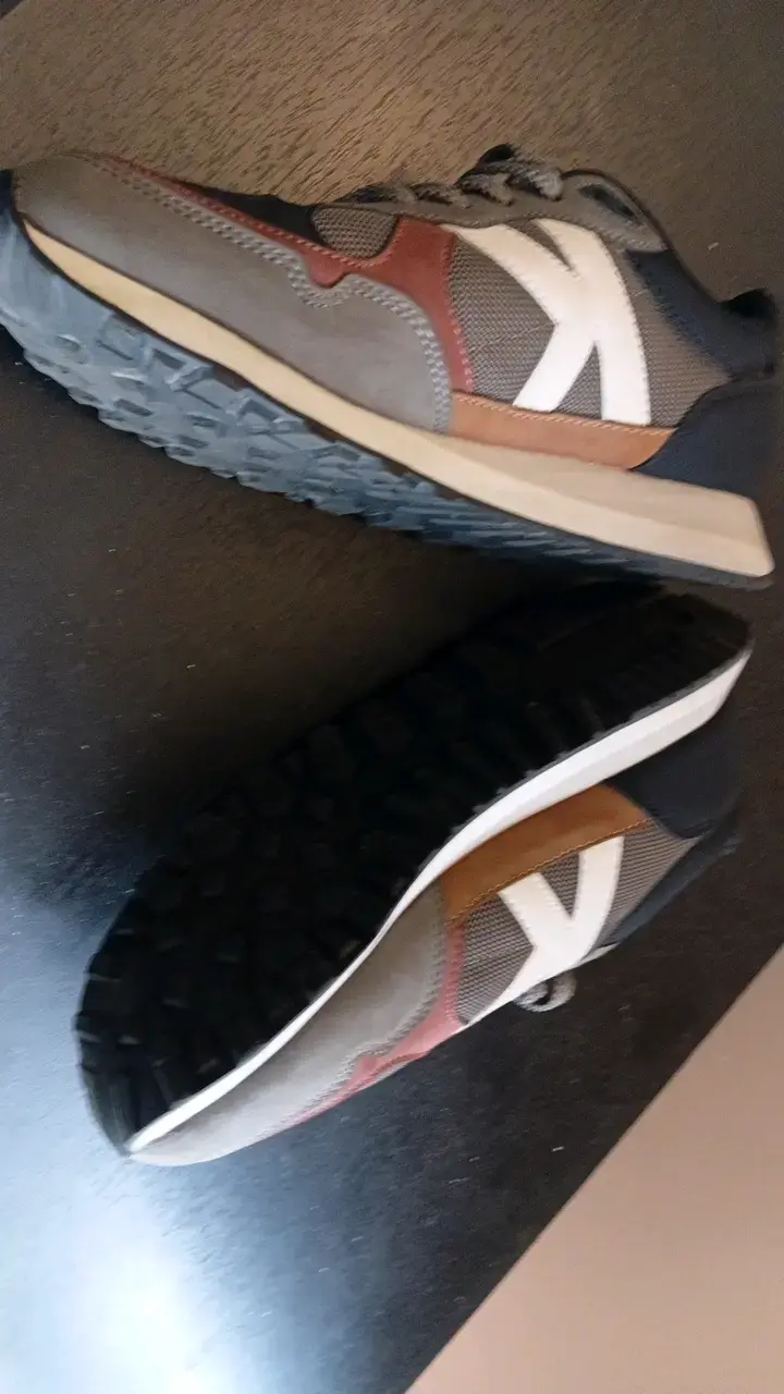 Zapatillas deportivas grises con detalles marrones - 2