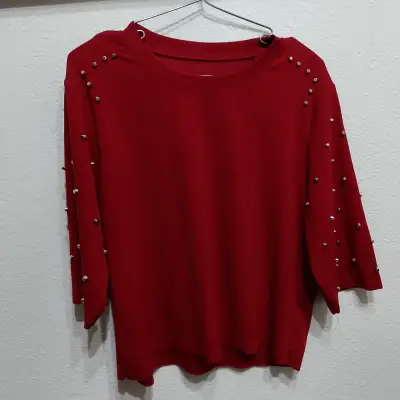 Polera roja con tachas decorativas - miniatura 1