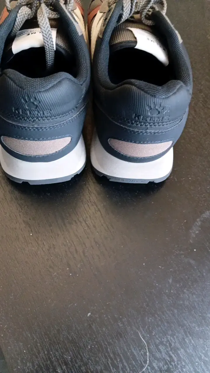 Zapatillas deportivas grises con detalles marrones - 3