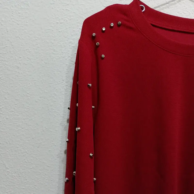 Polera roja con tachas decorativas - 2