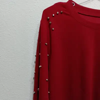 Polera roja con tachas decorativas - miniatura 2