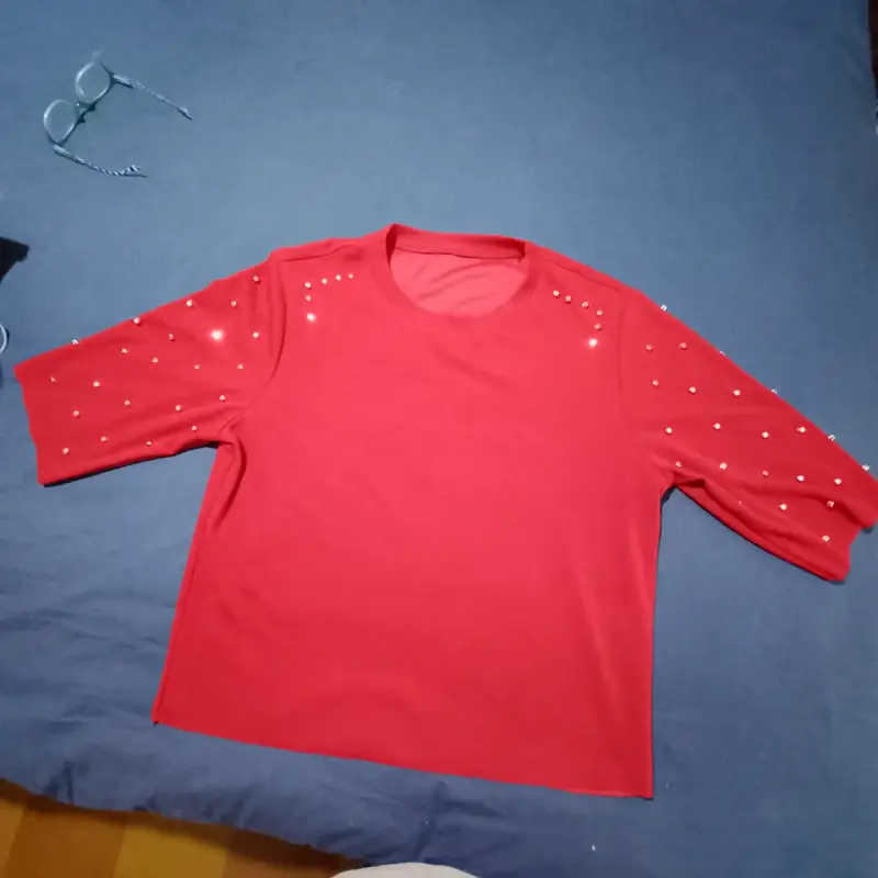 Polera roja con tachas decorativas - 3
