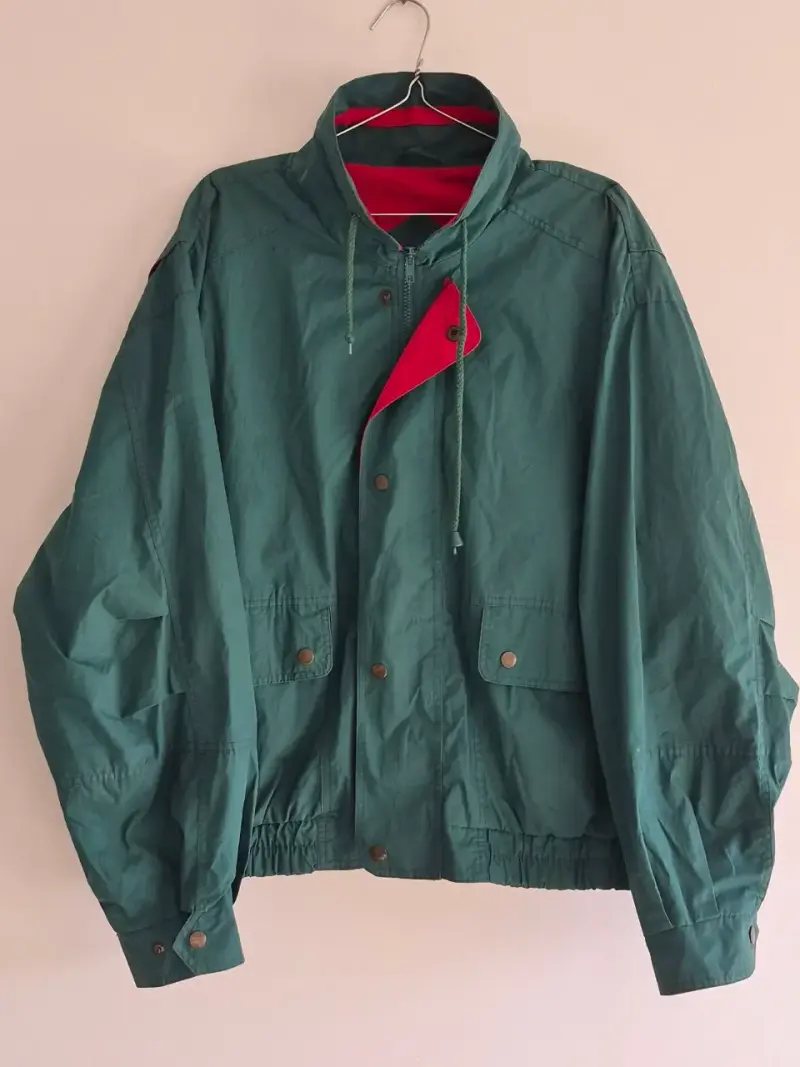 Chaqueta verde con interior rojo para hombre