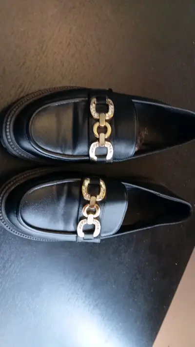 Mocasines de cuero negro con detalle metálico - miniatura 1