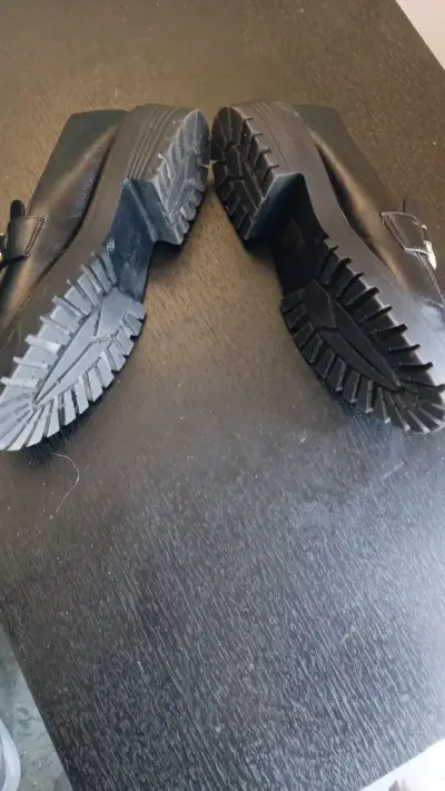 Mocasines de cuero negro con detalle metálico - miniatura 2