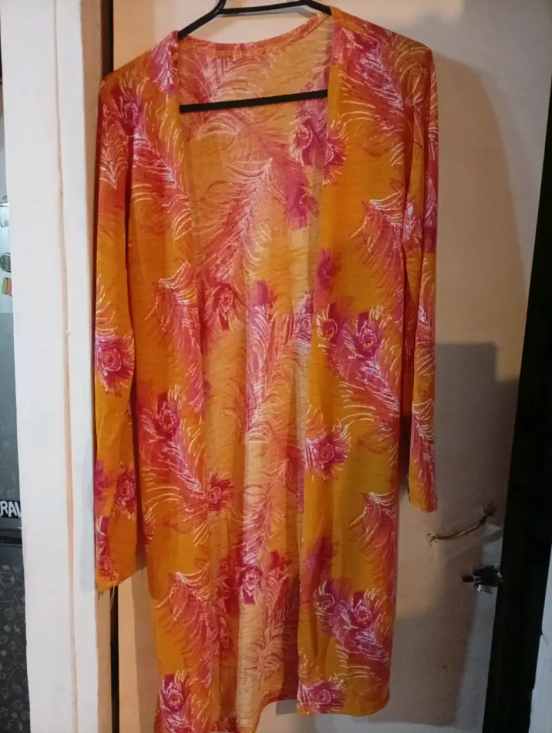 Kimono largo estampado floral amarillo y rosa - 1