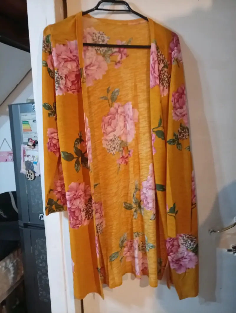 Kimono largo estampado floral amarillo y rosa - 2