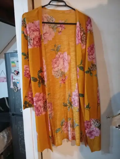 Kimono largo estampado floral amarillo y rosa - miniatura 2