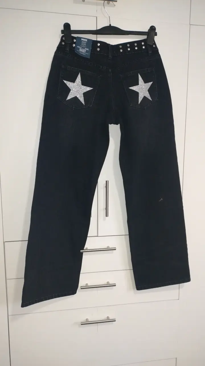 Jeans negros con tachas y estrellas Index - 2