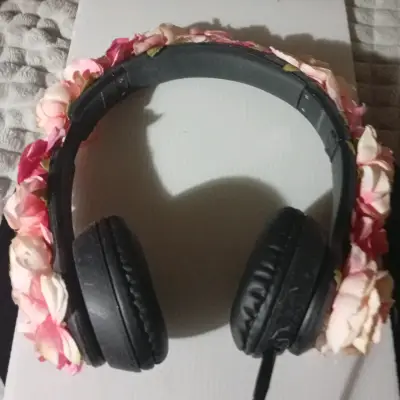 Audífonos con Flores Decorativas Rose Rockers - miniatura 1