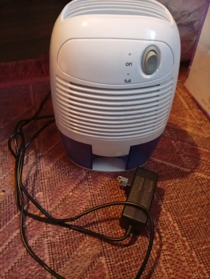 Deshumidificador compacto eléctrico con adaptador