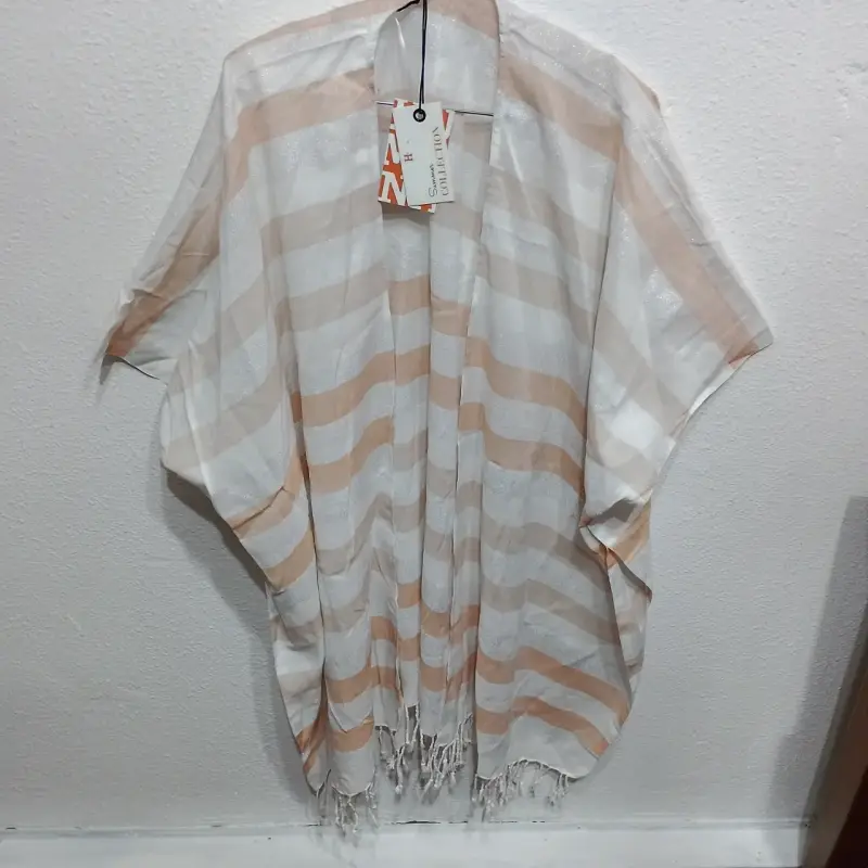 Tapado de playa a rayas beige y blanco con flecos