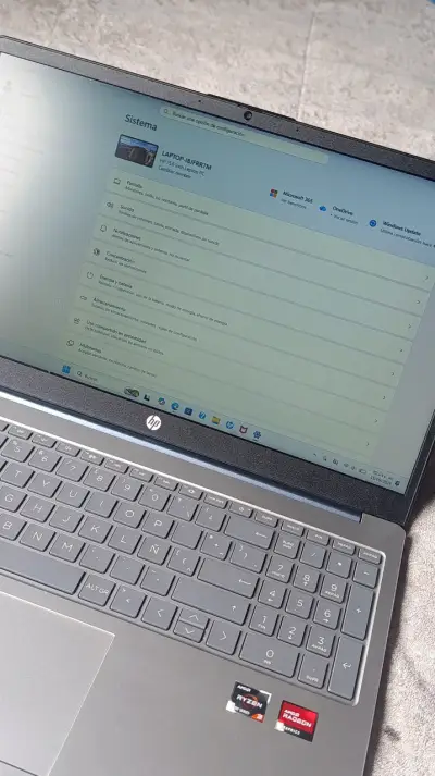 Laptop HP 15.6 pulgadas Ryzen 3 8GB RAM - miniatura 1