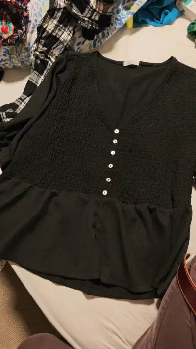 Blusa negra con botones y diseño plisado - miniatura 1
