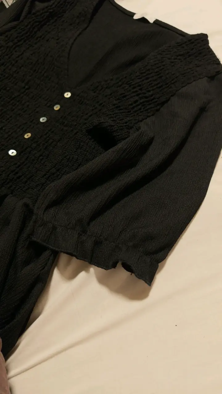 Blusa negra con botones y diseño plisado - 2