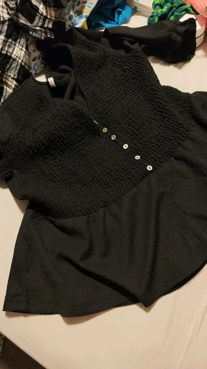 Blusa negra con botones y diseño plisado - 3