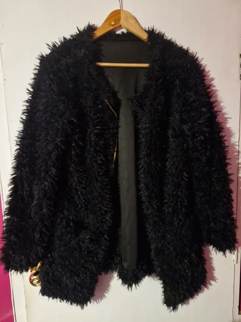 Abrigo peludo negro para mujer - 1