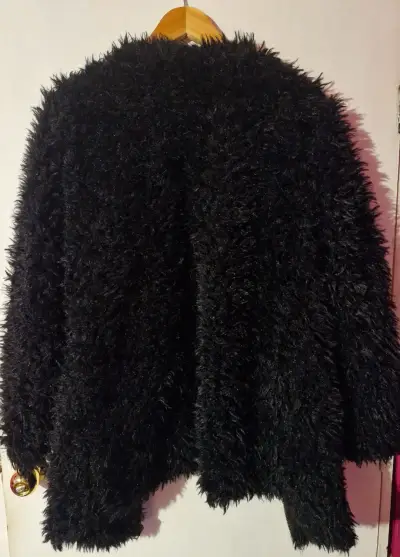 Abrigo peludo negro para mujer - miniatura 2