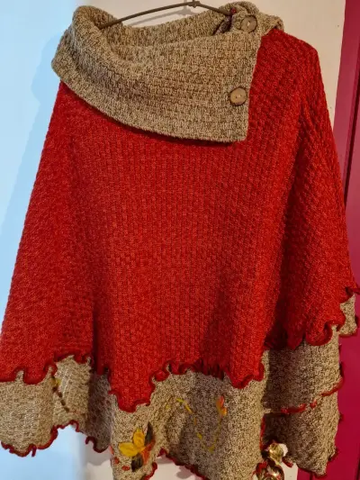 Poncho tejido rojo con detalles bordados - miniatura 1