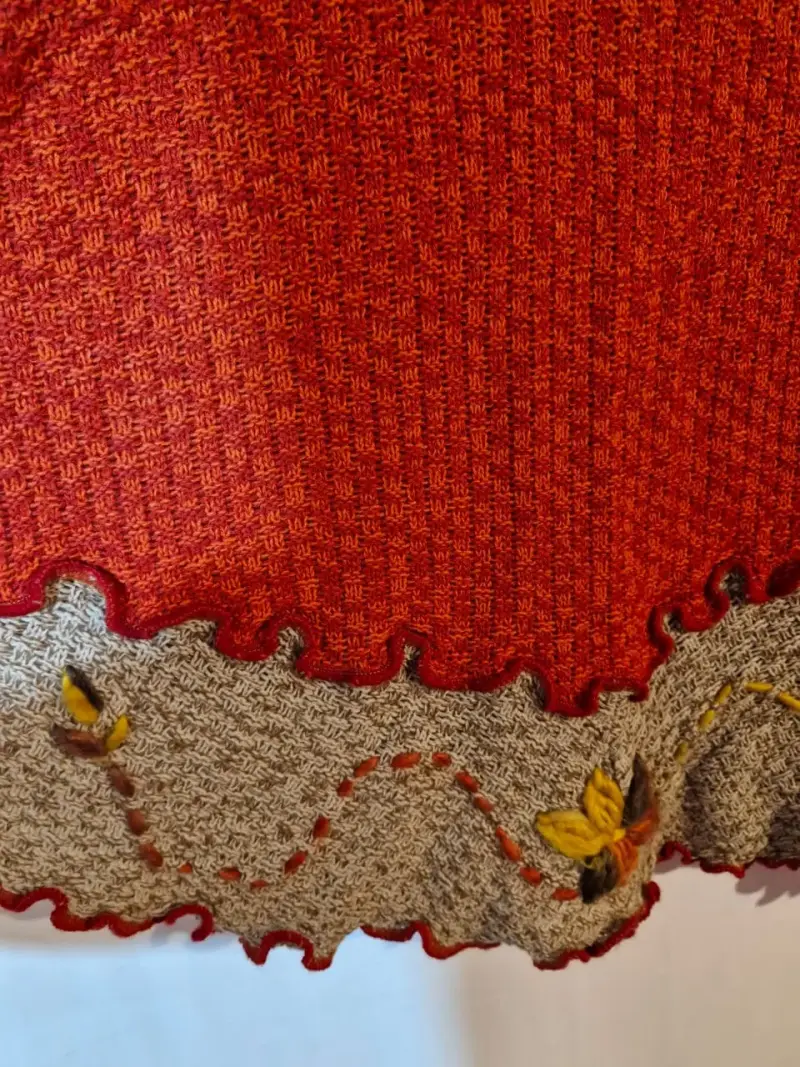 Poncho tejido rojo con detalles bordados - 2