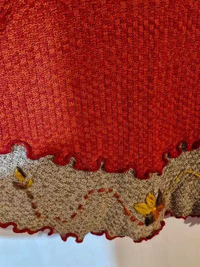Poncho tejido rojo con detalles bordados - miniatura 2