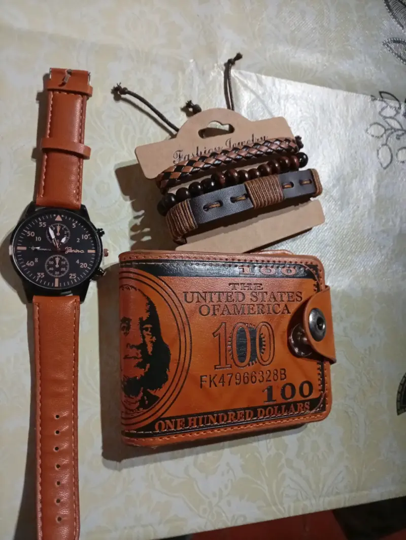 Set de reloj, billetera y pulseras de cuero marrón