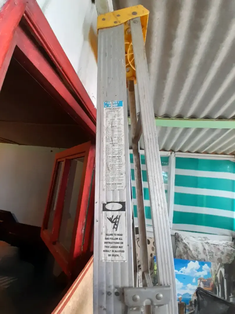 Escalera extensible de aluminio para trabajo seguro - 1