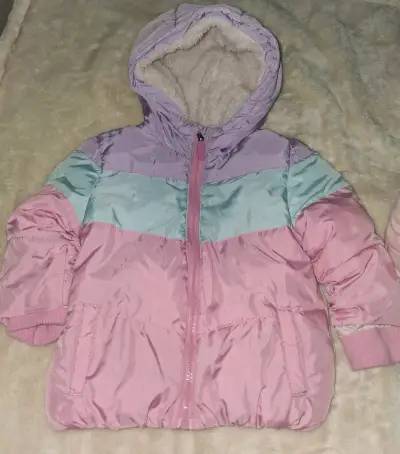 Chaqueta de invierno para niña con capucha - miniatura 3