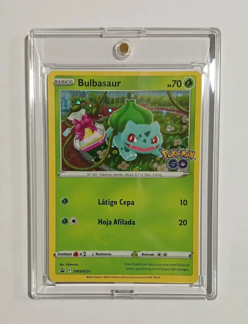 Carta Pokémon Bulbasaur Holográfica en Estuche - 1