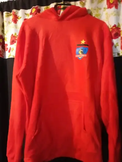Polerón rojo con capucha Colo-Colo y diseño animado - miniatura 1