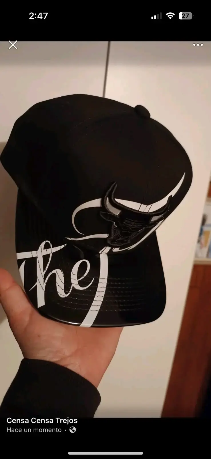 Gorra negra con diseño de toro y texto - 2