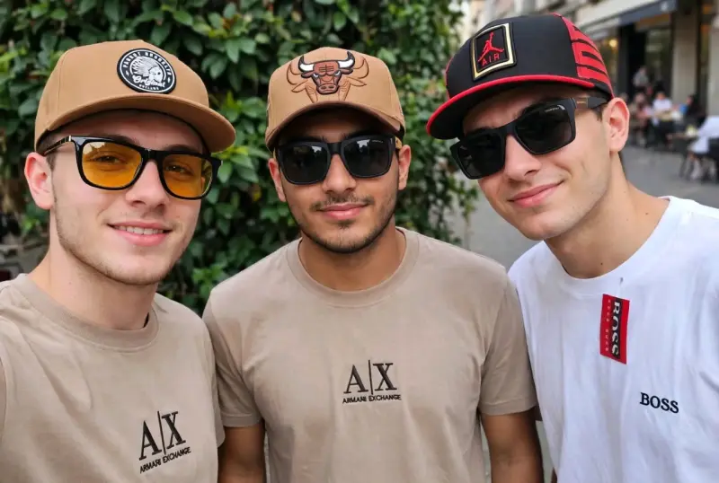 Gorra negra con diseño de toro y texto - 5
