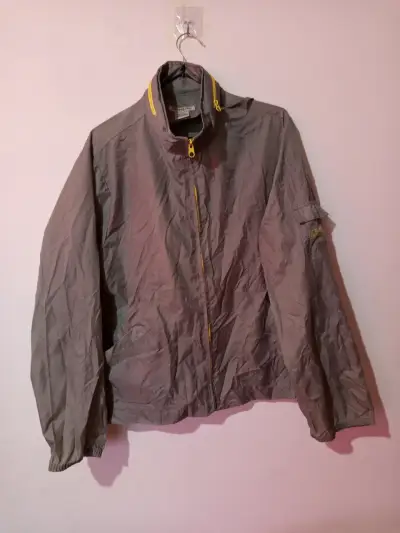 Cortaviento Gris Detalles Amarillos Hombre L - miniatura 1
