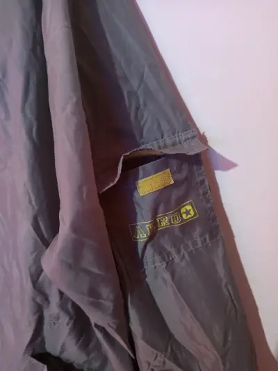 Cortaviento Gris Detalles Amarillos Hombre L - miniatura 4
