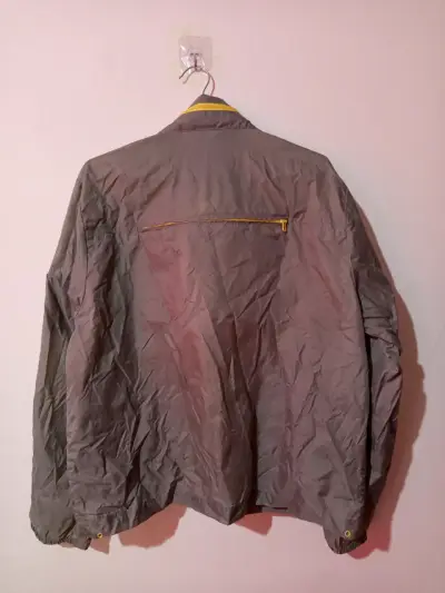 Cortaviento Gris Detalles Amarillos Hombre L - miniatura 6