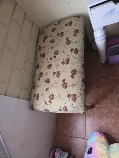 Banco tapizado con diseño floral - miniatura 2