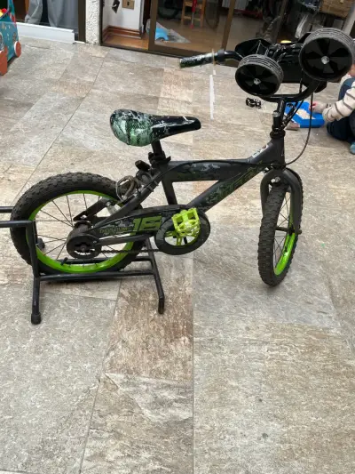 Bicicleta infantil negra y verde con rueditas - miniatura 1
