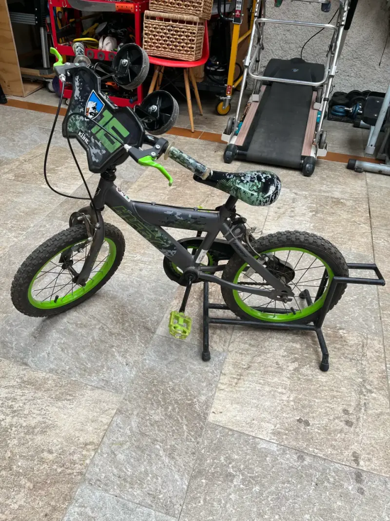 Bicicleta infantil negra y verde con rueditas - 2