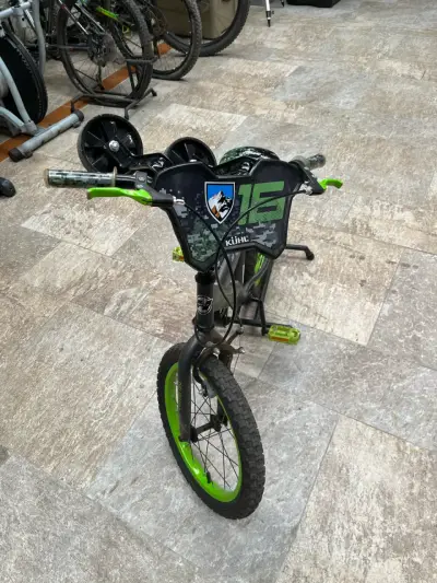 Bicicleta infantil negra y verde con rueditas - miniatura 3