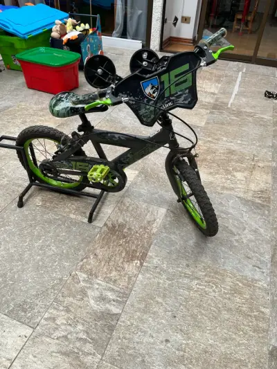 Bicicleta infantil negra y verde con rueditas - miniatura 4