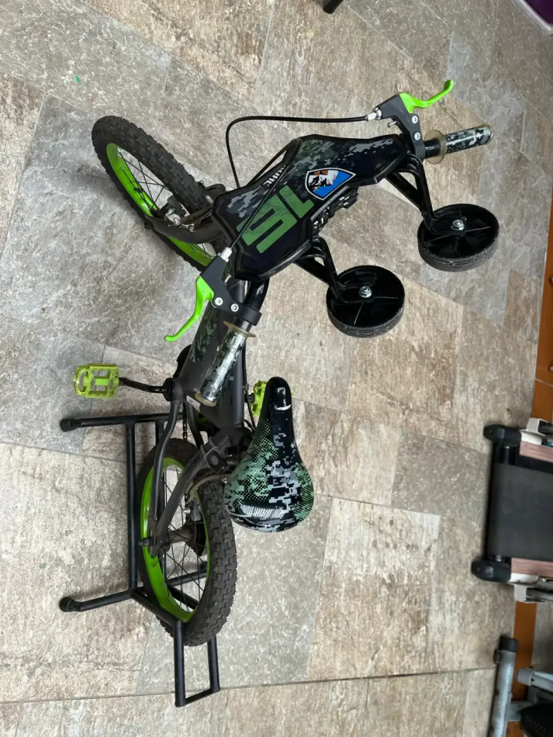 Bicicleta infantil negra y verde con rueditas - 5