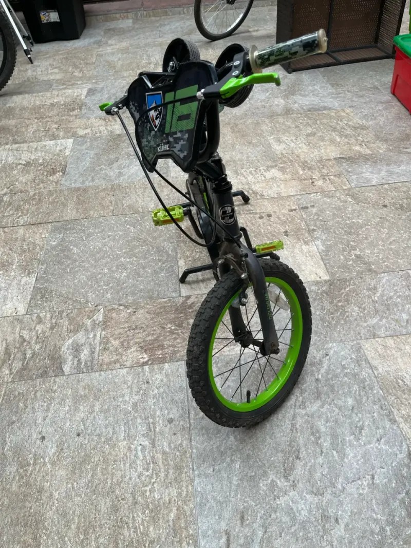 Bicicleta infantil negra y verde con rueditas - 6