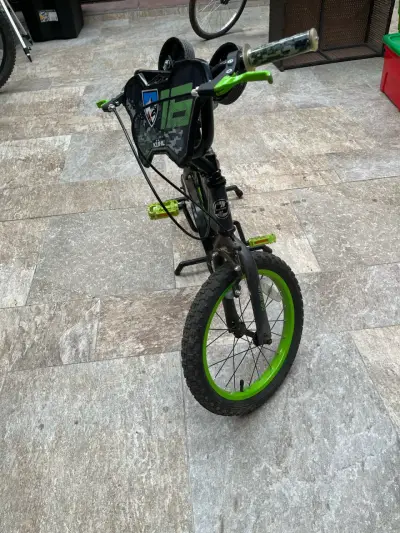 Bicicleta infantil negra y verde con rueditas - miniatura 6