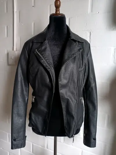 Chaqueta de cuero negra para mujer - miniatura 1