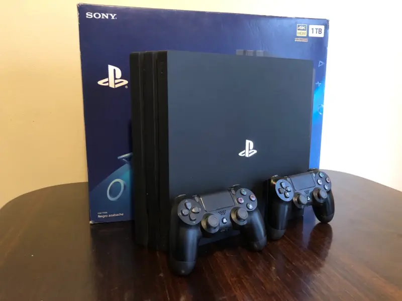 Consola Sony PS4 Pro 1TB con dos controles - 2